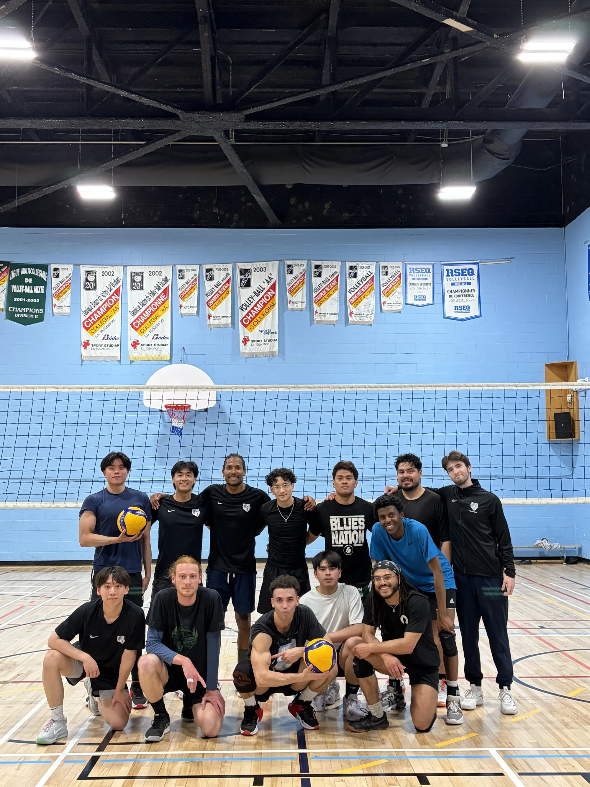 Photo de groupe des joueurs du club dans le gymnase