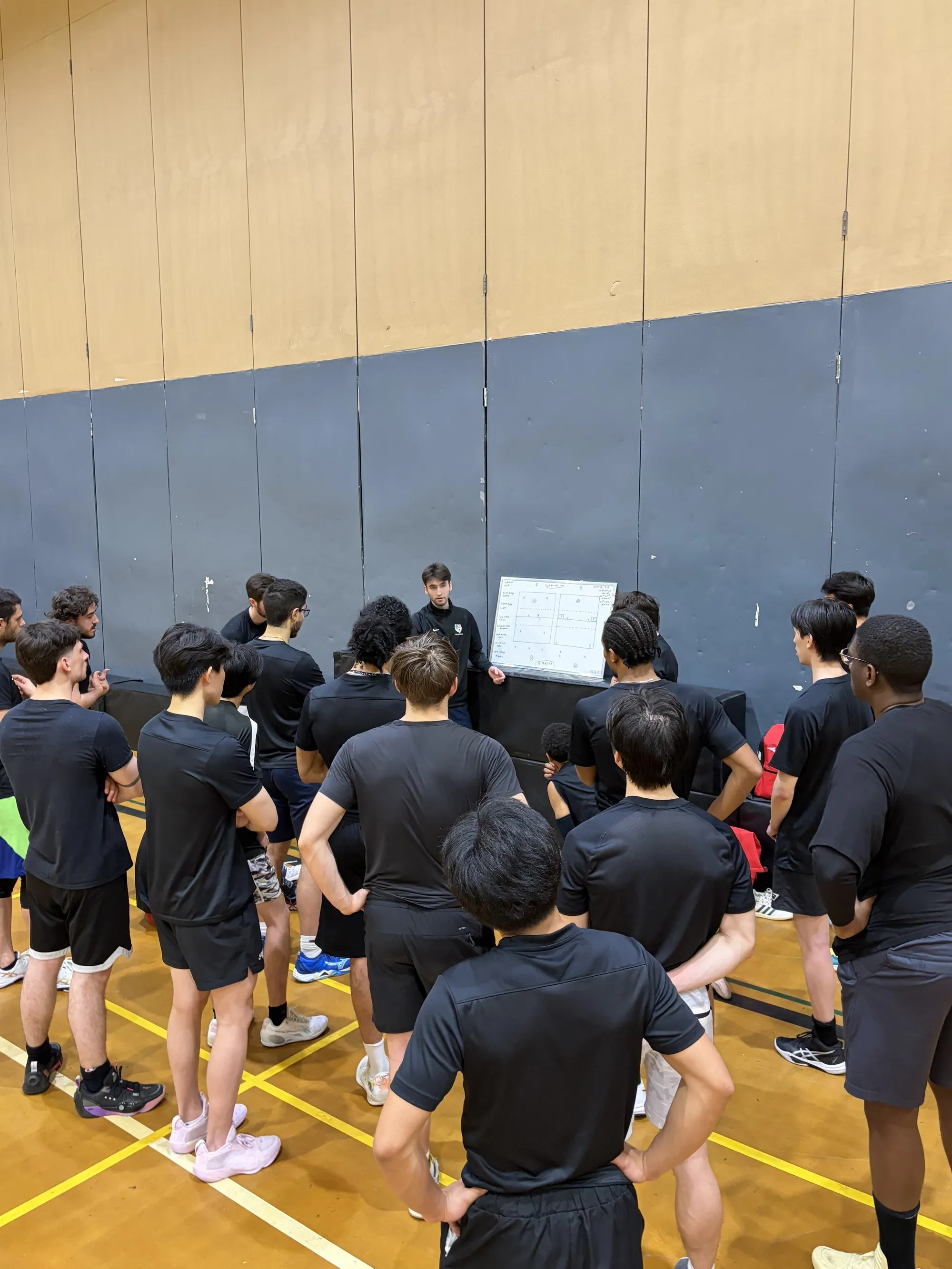 Les joueurs du club rassemblés pendant un entraînement