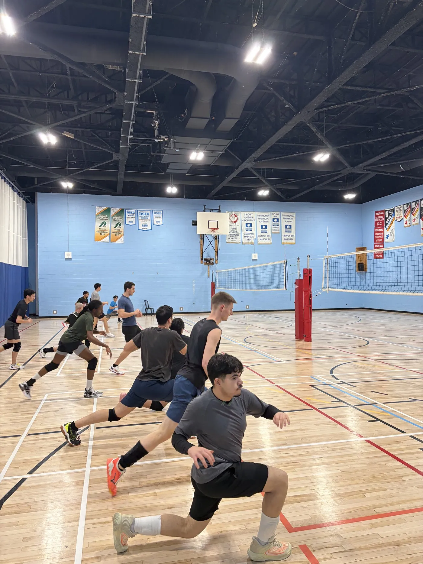 Joueur en action au filet pendant un entraînement